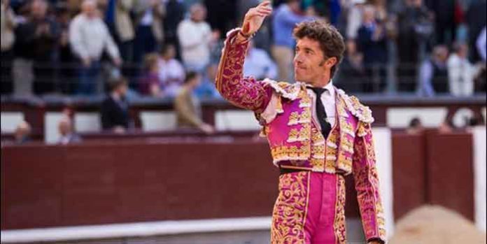 Manuel Escibano, saludando la ovación hoy en Madrid. (FOTO: las-ventas.com)