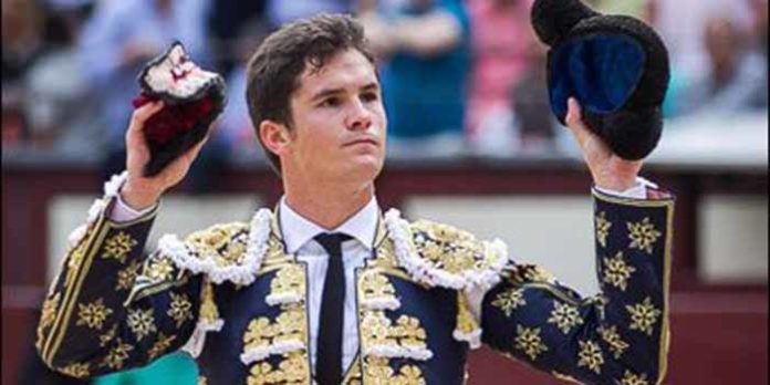 Daniel Luque, con la oreja ganada hoy en la Feria de San Isidro de Madrid. (FOTO: las-ventas.com)