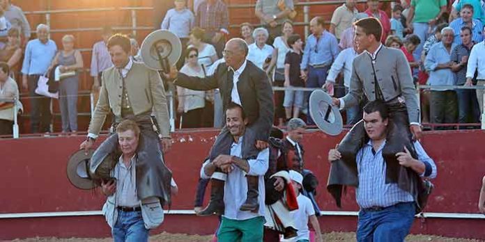 Andrés Romero, el mayoral de Prieto de la Cal y el sevillano Manuel Moreno, a hombros hoy en Montellano (Sevilla).