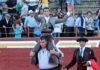 El rejoneador sevillano Manuel Moreno saliendo a hombros hoy domingo en Cuéllar (Segovia).