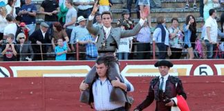 El rejoneador sevillano Manuel Moreno saliendo a hombros hoy domingo en Cuéllar (Segovia).