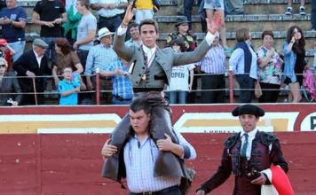 Los rejoneadores Manuel Moreno y Diego Ventura, a hombros El rejoneador sevillano Manuel Moreno saliendo a hombros hoy domingo en Cuéllar (Segovia).