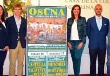 Representantes del Ayuntamiento, del Círculo Taurino de Osuna, el diestro Javier Jiménez y el empresario José Luis Peralta, en la presentación de la Feria de Osuna.