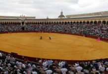 Aspecto de la Maestranza llena cada día de Feria, foto ya del pasado.