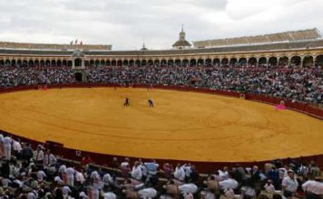 Aspecto de la Maestranza llena cada día de Feria, foto ya del pasado.