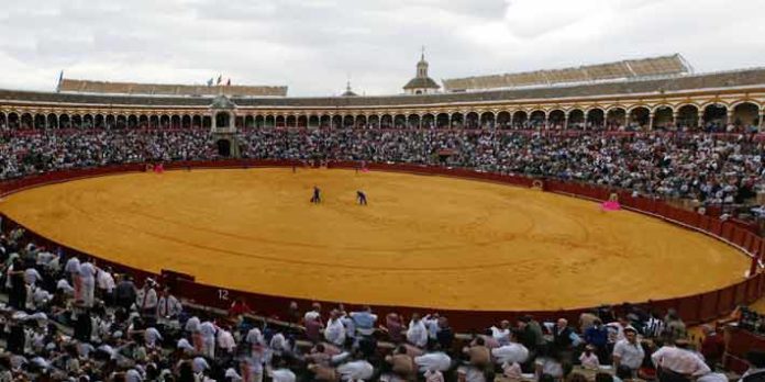 Aspecto de la Maestranza llena cada día de Feria, foto ya del pasado.