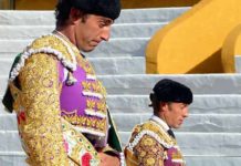Cortés y Escribano, el pasado sábado en el paseíllo en Écija con muchos tendidos vacíos. (FOTO: Eduardo Porcuna))