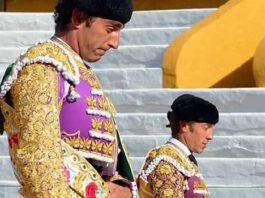 Cortés y Escribano, el pasado sábado en el paseíllo en Écija con muchos tendidos vacíos. (FOTO: Eduardo Porcuna))