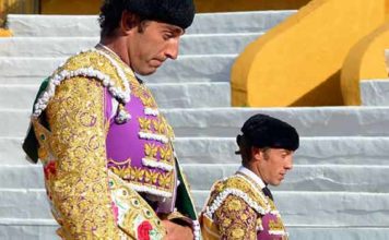 Cortés y Escribano, el pasado sábado en el paseíllo en Écija con muchos tendidos vacíos. (FOTO: Eduardo Porcuna))