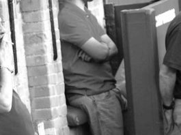 Eduardo Canorea apura un pitillo en el callejón de la Maestranza. (FOTO: Javier Martínez)