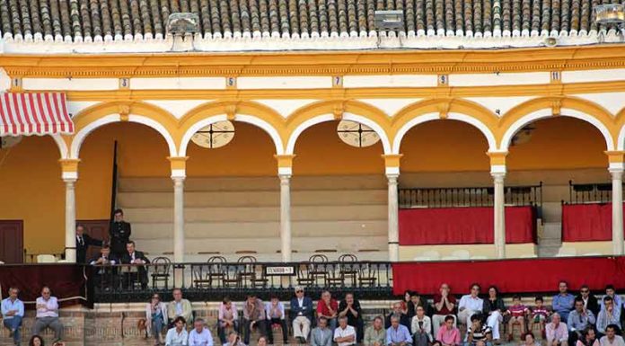 Los propios maestrantes, como la foto de su palco, han terminado por abandonar la plaza. (FOTO: Javier Martínez)