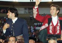 Diego Ventura, a hombros hoy en Badajoz junto a Hermoso de Mendoza. (FOTO: Gallardo/ badajoztaurina.com)