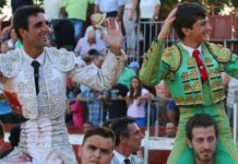 Los sevillanos Miguel Ámgel Delgado y El Primi, a hombros en Cañada Rosal.