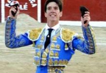 Esaú Fernández, con las orejas de su triunfo en Bambamarca. (FOTO: Perú Toros)