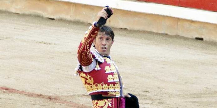 El sevillano Manuel Escribano, con la oreja del primer toro de Miura hoy en Pamplona.