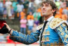 Manuel Escribano, en su salida a hombros hoy en Santander.