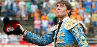 Manuel Escribano, en su salida a hombros hoy en Santander.