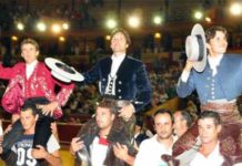 Diego Ventura, a la derecha, a hombros en Huelva con Mendoza y Romero. (FOTO: Xosé Andrés)