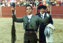 El rejoneador sevillano Manuel Moreno con las dos orejas y el rabo del sexto astado lidiado hoy en San Cristóbal de Entreviñas (Zamora).