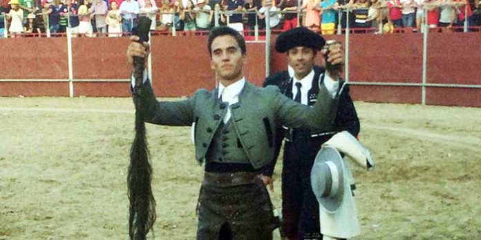 El rejoneador sevillano Manuel Moreno con las dos orejas y el rabo del sexto astado lidiado hoy en San Cristóbal de Entreviñas (Zamora).