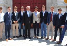 El empresario de la Maestranza, Ramón Valencia, junto a los nueve aspirantes anunciados en el ciclo. (FOTO: Toromedia)