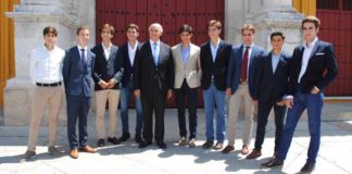 El empresario de la Maestranza, Ramón Valencia, junto a los nueve aspirantes anunciados en el ciclo. (FOTO: Toromedia)