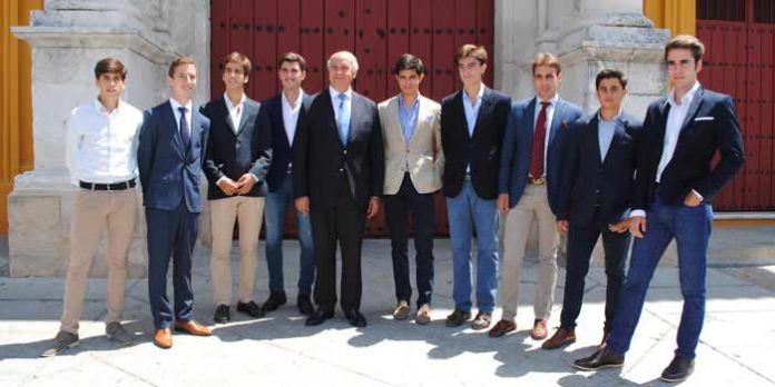 El empresario de la Maestranza, Ramón Valencia, junto a los nueve aspirantes anunciados en el ciclo. (FOTO: Toromedia)