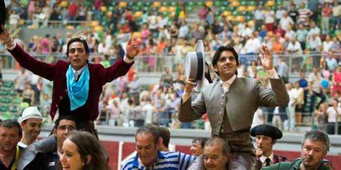 Los rejoneadores Óscar Borjas y el sevillano Diego Ventura, a hombros hoy en Burgos. (FOTO: Circuitos Taurinos)