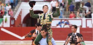 Manuel Escribano, a hombros hoy en Gijón.