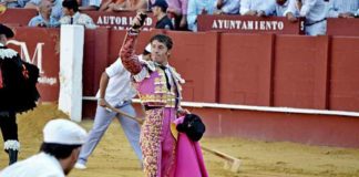 Manuel Escribano, con la oreja ganada hoy en Málaga.