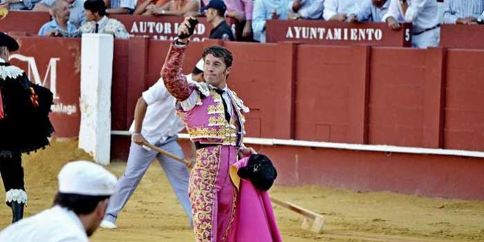 Manuel Escribano, con la oreja ganada hoy en Málaga.