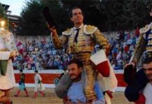 Daniel Luque (a la izquierda), saliendo a hombros hoy sábado en Sacedón (Guadalajara).