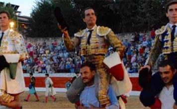 Daniel Luque (a la izquierda), saliendo a hombros hoy sábado en Sacedón (Guadalajara).