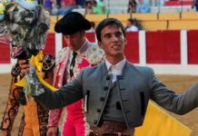 El rejoneador Manuel Moreno, en su vuelta al ruedo en Íscar hoy domingo tras cortar una oreja.