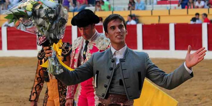 El rejoneador Manuel Moreno, en su vuelta al ruedo en Íscar hoy domingo tras cortar una oreja.