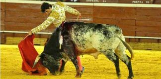 Rafa Serna, toreando hoy lunes en Huelva. (FOTO: Xosé Andrés)