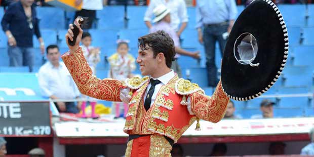 Rafa Serna, con la oreja ganada en su debut en la Monumental Plaza México.