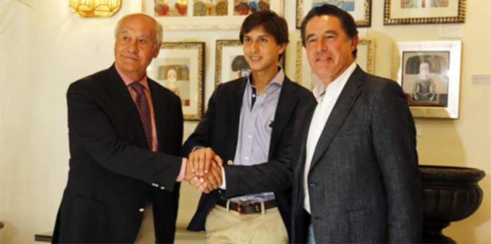El novillero peruano Roca Rey sella el acuerdo de apoderamiento con Ramón Valencia y José Antonio Campuzano.