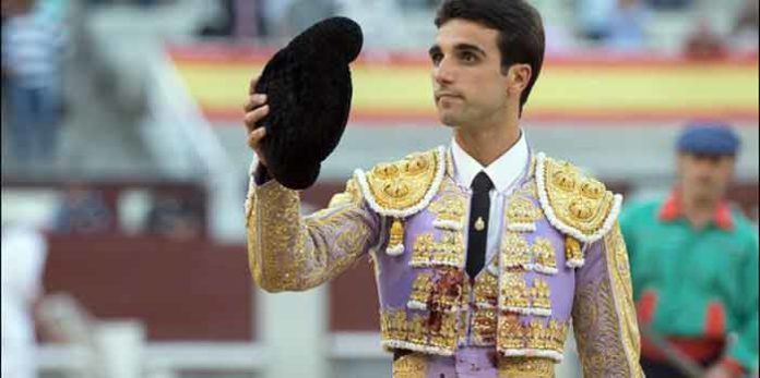 El sevillano Miguel Ángel Delgado saluda tras su faena hoy en Madrid. (FOTO: las-ventas.com)