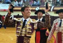 Manuel Escribano, con las dos orejas de su primer toro hoy en Vera (Almería).