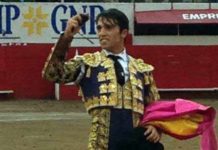El sevillano Rafa Serna, con la oreja ganada el pasado domingo en Guadalajara (México).