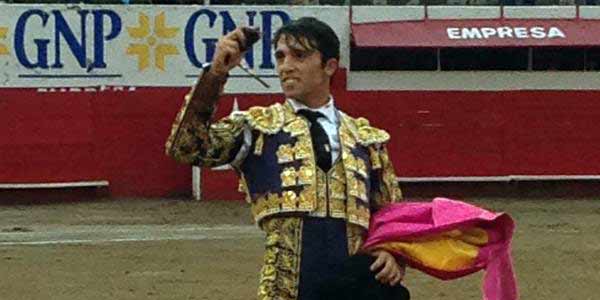 El sevillano Rafa Serna, con la oreja ganada el pasado domingo en Guadalajara (México).