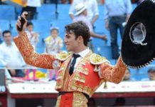 Rafa Serna, con la oreja de su presentación en la Plaza Monumental de México.
