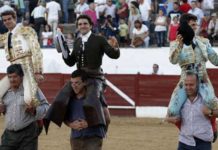 Diego Ventura, en el centro, a hombros hoy en Consuegra (Toledo).