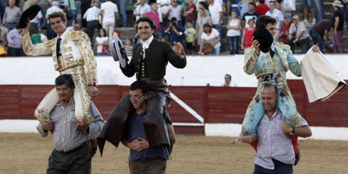 Diego Ventura, en el centro, a hombros hoy en Consuegra (Toledo).