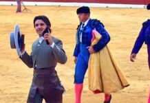 El rejoneador sevillano Diego Ventura, con una de las dos orejas que ha cortado hoy domingo en la plaza de Murcia.