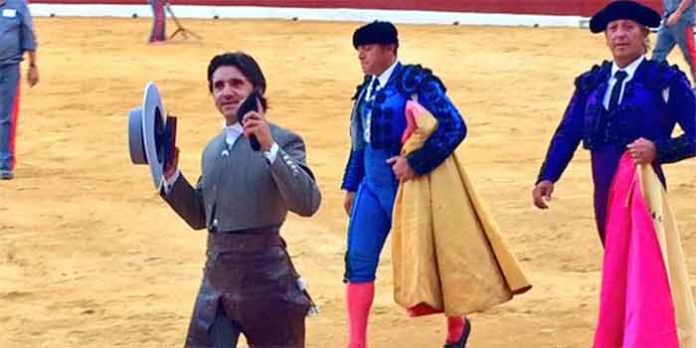 El rejoneador sevillano Diego Ventura, con una de las dos orejas que ha cortado hoy domingo en la plaza de Murcia.