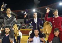 El Cid y Escribano -a ambos lados del novillero onubense David de Miranda-, a hombros hoy sábado en Palos. (FOTO: Arizmendi)