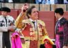 Dávila Miura con la oreja de un 'miura' en la Feria de Abril de este año 2015. (FOTO: Javier Martínez)