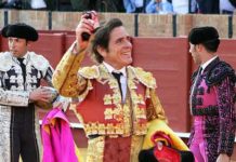 Dávila Miura con la oreja de un 'miura' en la Feria de Abril de este año 2015. (FOTO: Javier Martínez)